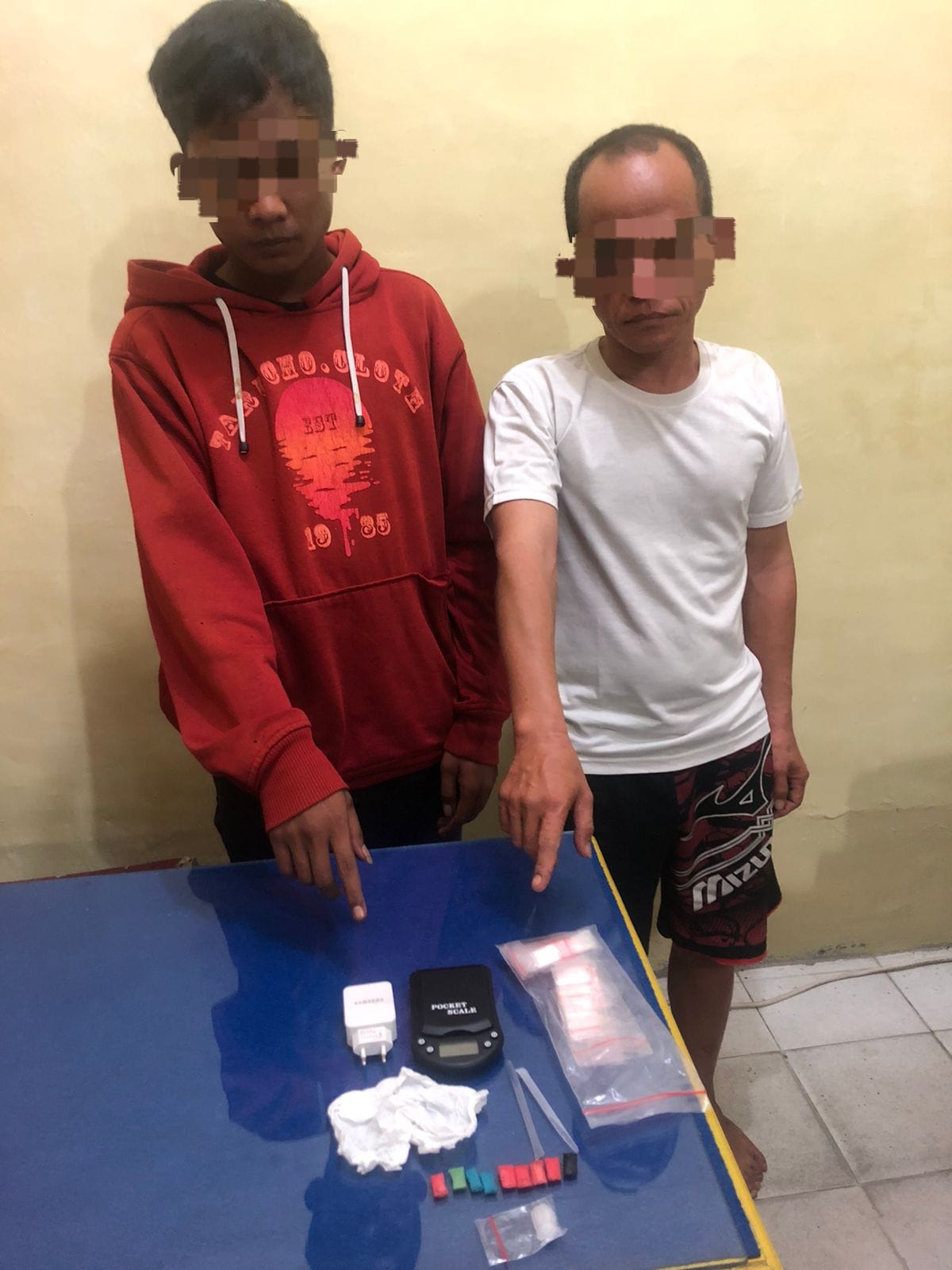 Kedua pelaku dan barang bukti kejahatan diamankan di Mako Polres Toba (ist)
