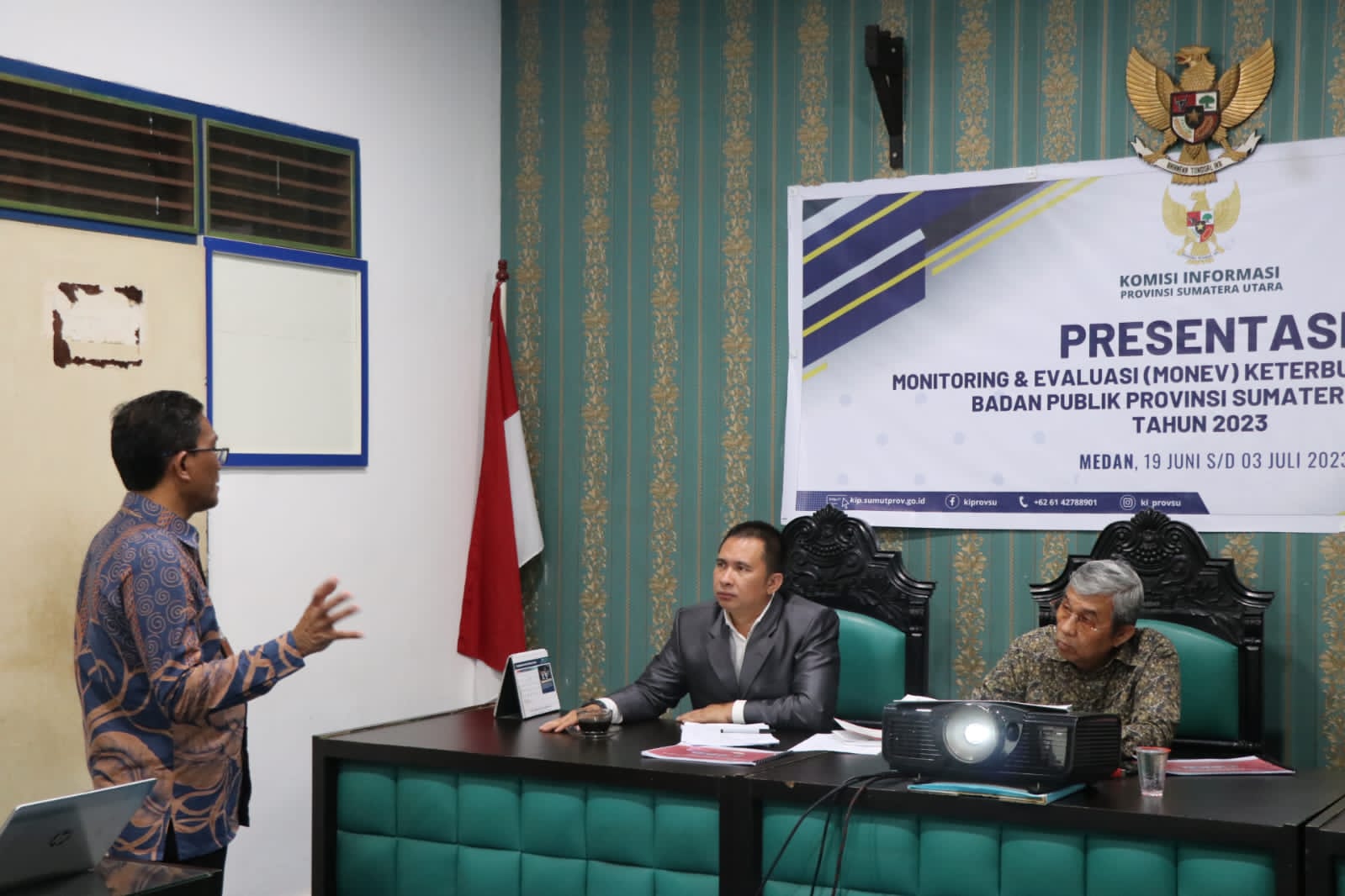 Bupati Toba Poltak Sitorus menyampaikan pengantar dalam pelaksanaan pemaparan Monev.
