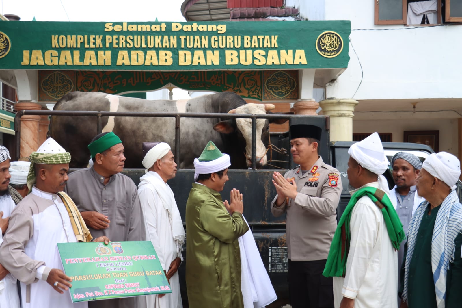 Penyerahan hewan qurban dari Irjen Pol RZ Panca Putra S diwakili AKBP Ronald FC Sipayung
