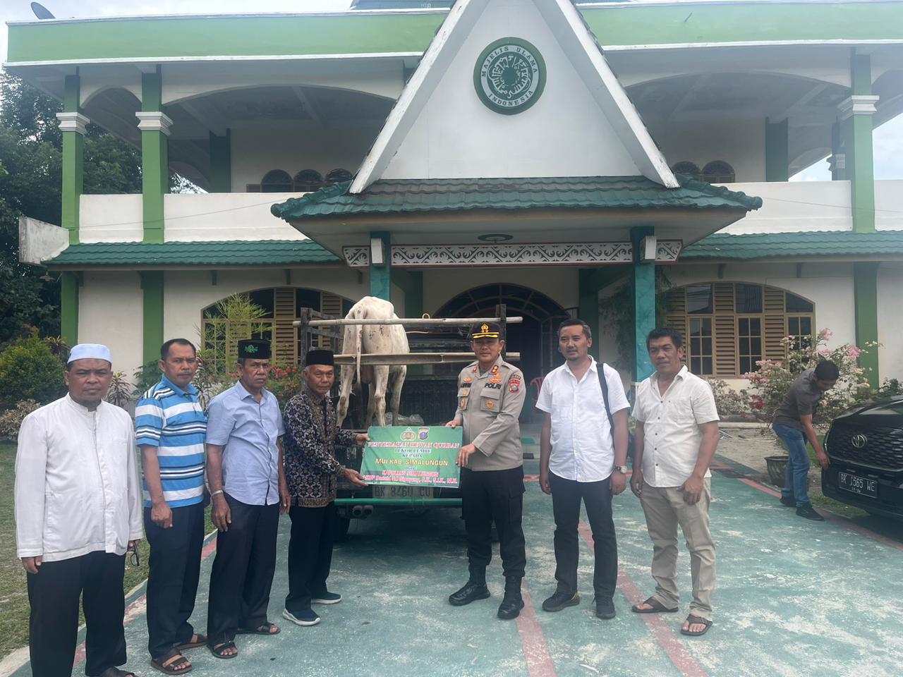 Kapolres didampingi Kasat Reskrim saat penyerahan Hewan Qurban Presesi Polri