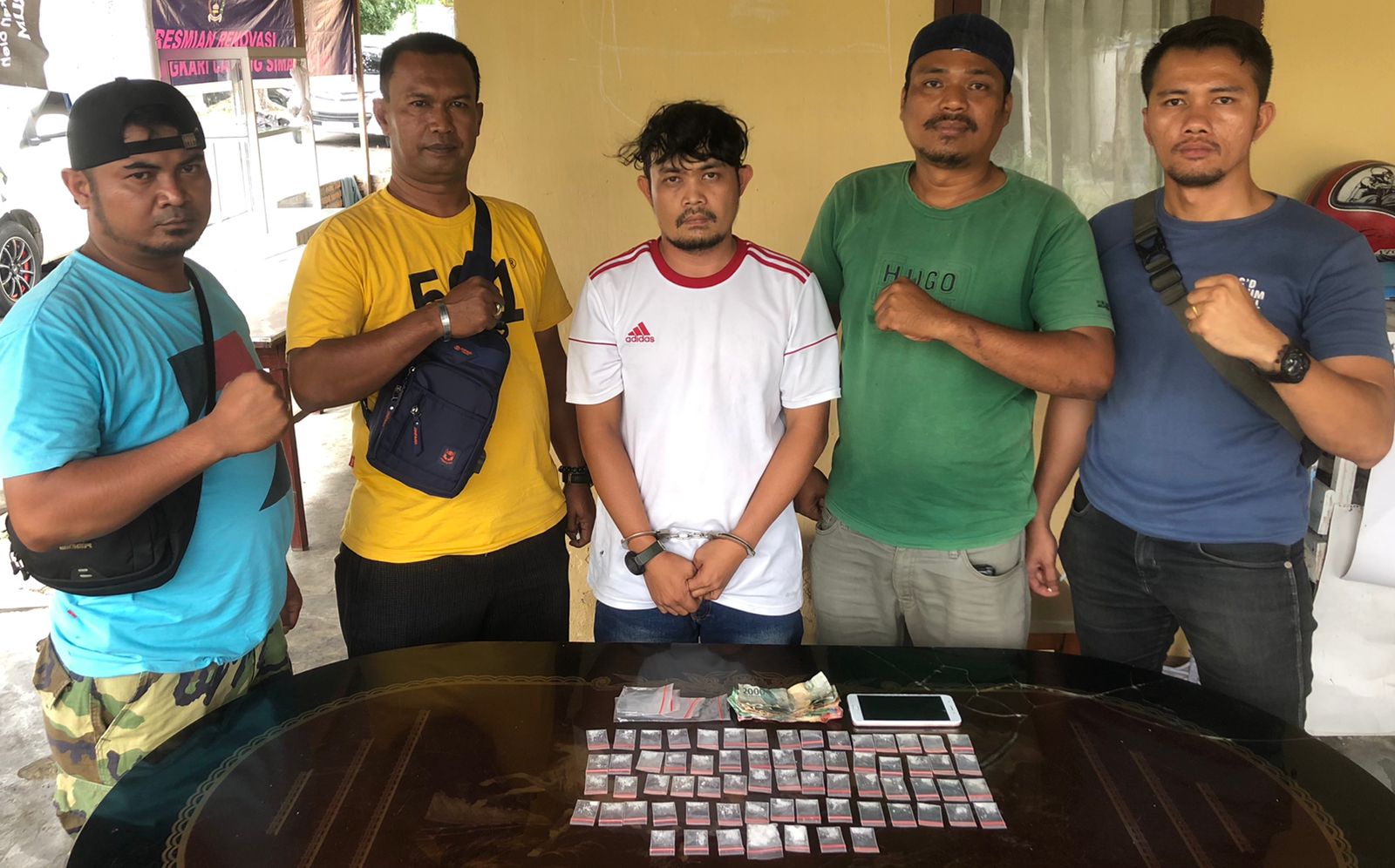 Pengedar narkotika jenis sabu Rambung Merah diapit petugas (ist)