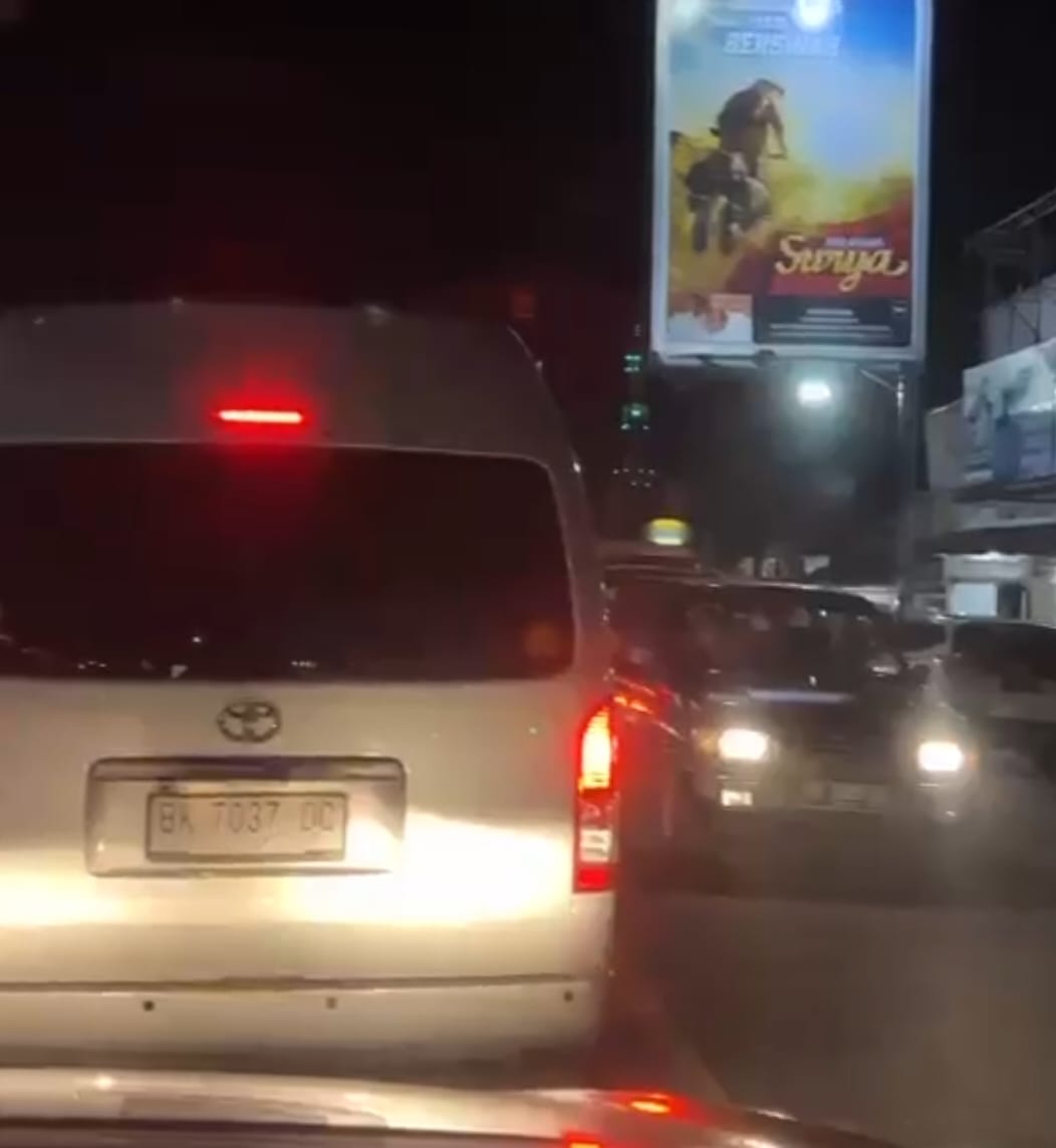 Kondisi jalan protokol kota Parapat malam hari masih padat merayap, tim menyebut minim petugas Lalu Lintas (ist)