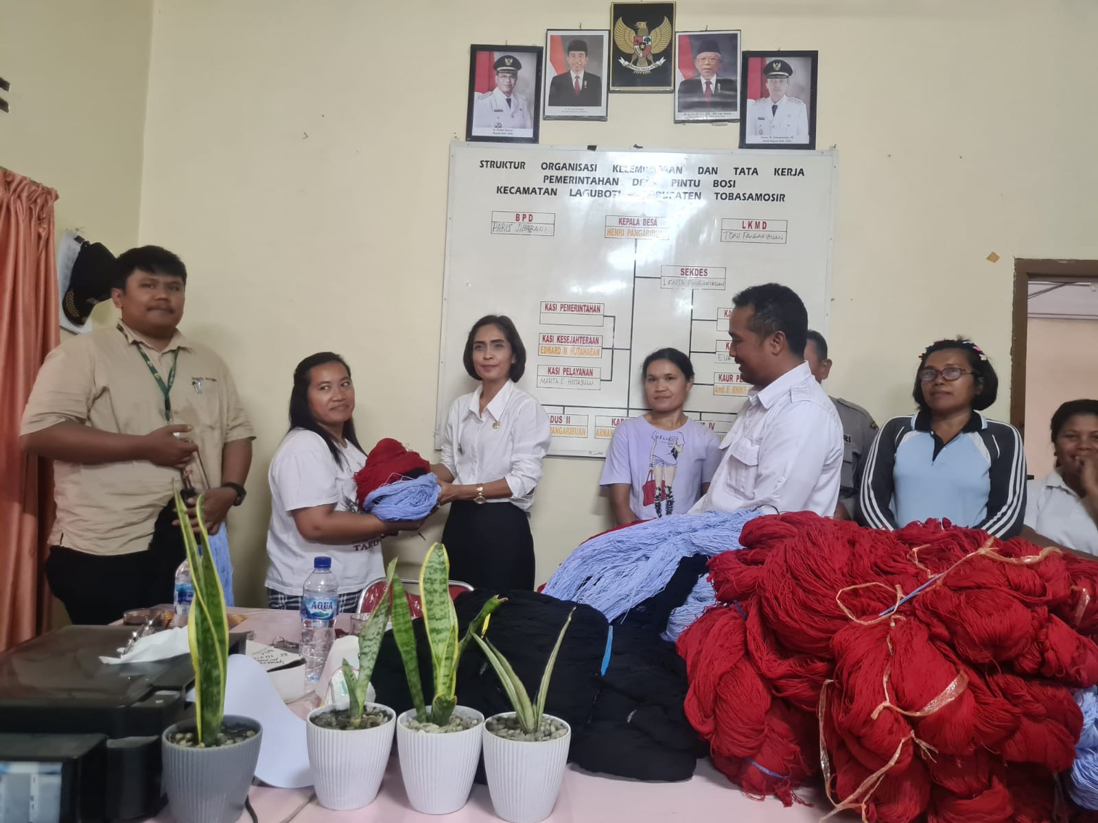Community Development (CD) Officer, Alexander Sitorus serahkan bantuan dan diterima langsung oleh Kepala Desa Pintu Bosi dan Camat Laguboti di kantor Desa Pintu Bosi.