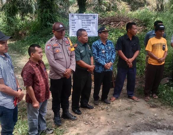Bhabinkamtibmas Polsek Habinsaran Briptu Junedi Gultom bersama Danramil 15/Habinsaran Letda TP Tambunan hadiri Trial Pembangunan Rabat Beton di Desa Cinta Damai.