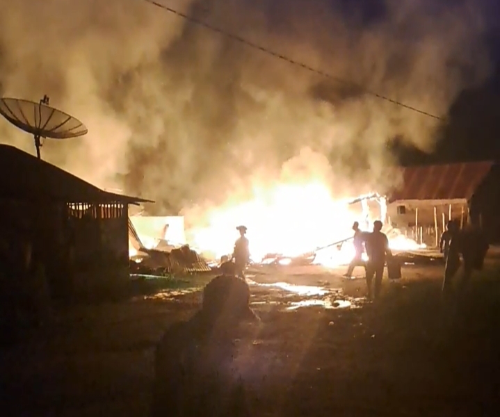 Si Jago merah melalap dua unit rumah warga di Sigumpar, Kabupaten Toba