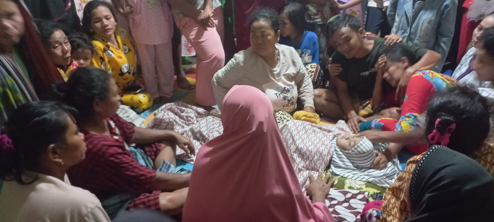 Bocah perempuan yang ditemukan meninggal di Sungai Bah Bolon saat disemayamkan di rumah duka (ist)