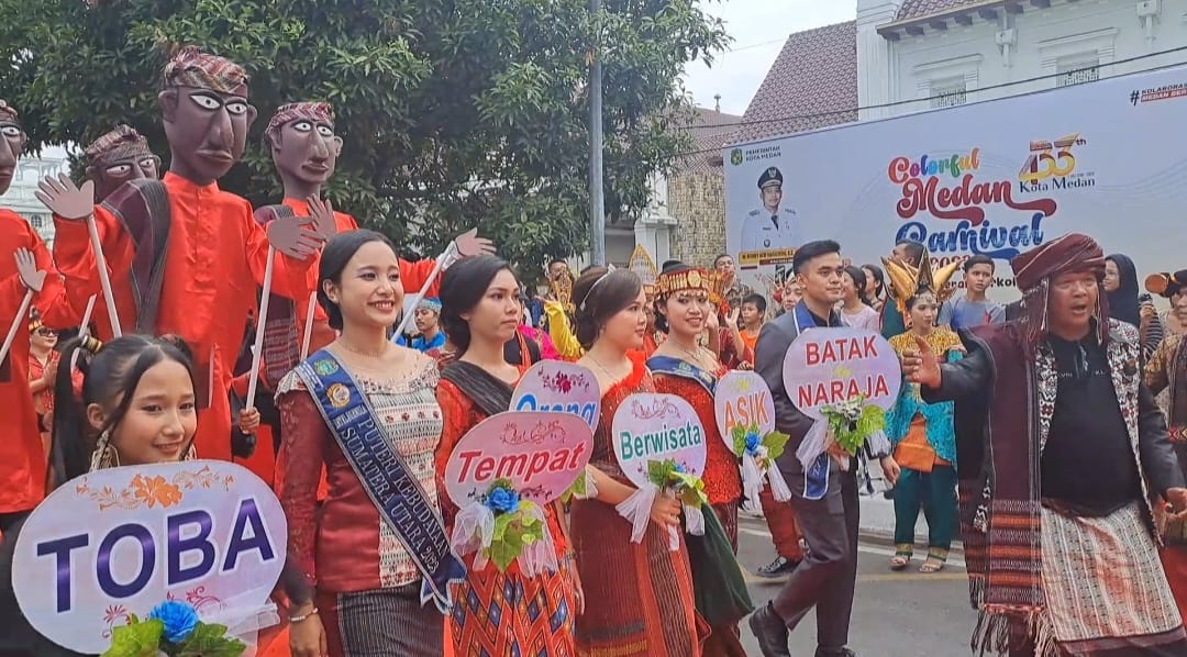 Kontingen Kabupaten Toba turut memeriahkan Colorful Medan Carnival 2023 yang digelar di seputaran Lapangan Benteng Medan.