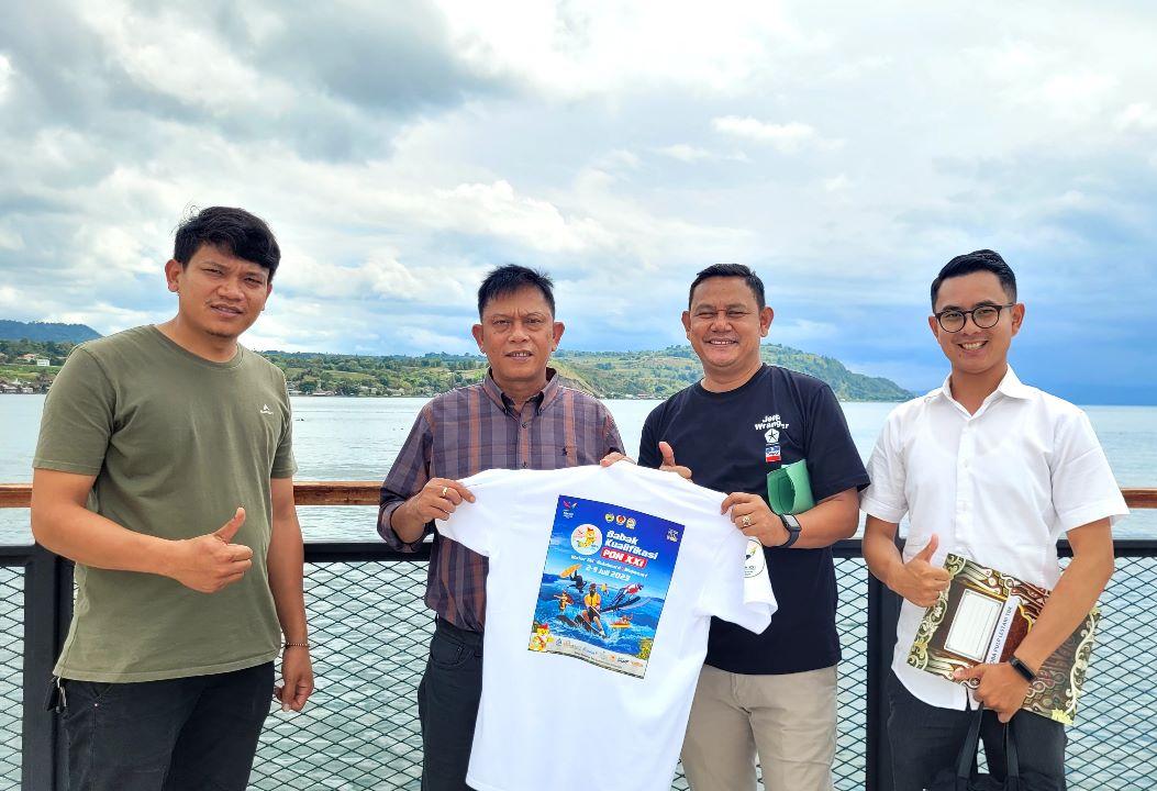 Jerry Tobing, Manager Humas TPL didampingi staff Suarno Simatupang, Harapanto Sinaga dan Jansen Joshua.