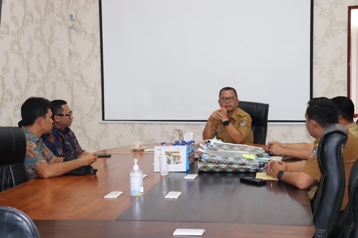 Bupati Toba menerima kunjungan dan silaturahmi pimpinan cabang BRI Balige, Adi P Wardhana di Ruangan Bupati Toba.