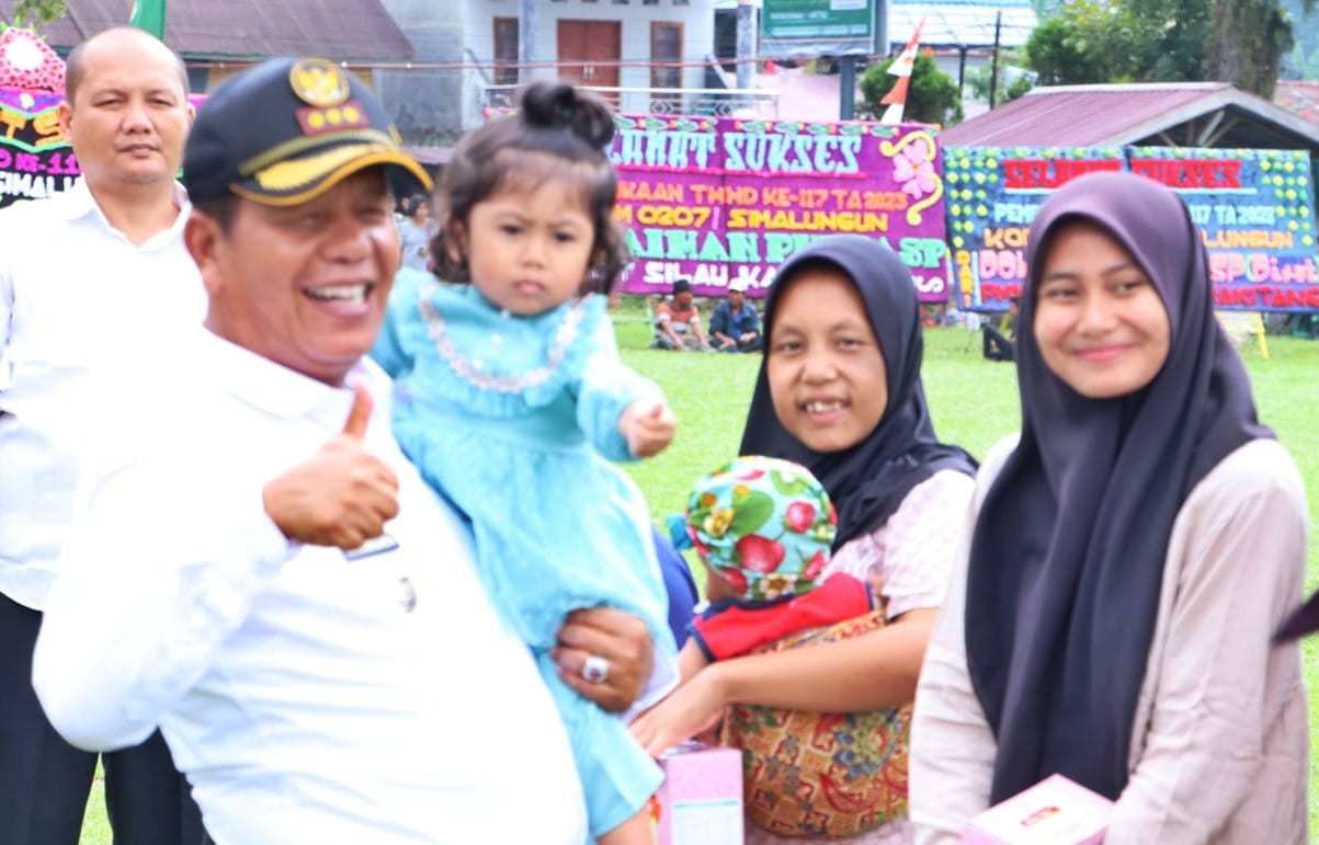 Bupati Simalungun Radiapoh Hasiholan Sinaga menggendong anak (Ist)