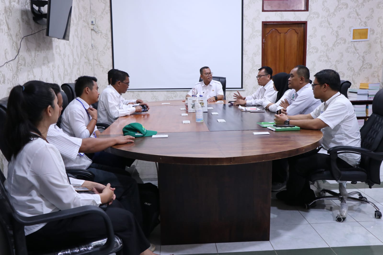 Kepala Badan Pusat Statistik (BPS) Kabupaten Toba, Whenlis Purba bersama sejumlah stafnya secara khusus mendatangi Bupati Toba.