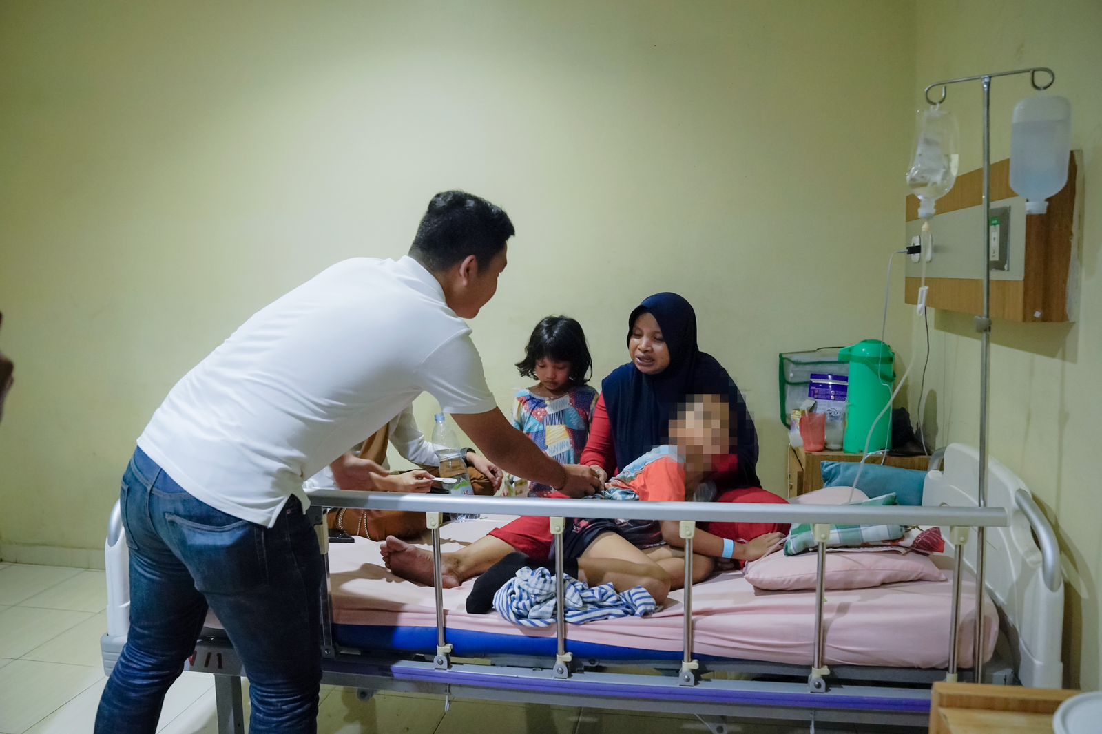 Halimah dan anaknya di RS Madani (NSH9)
