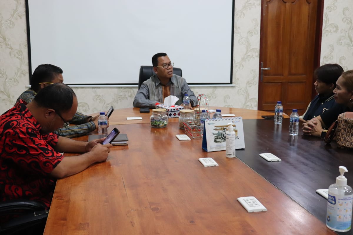 Turut mendampingi Bupati Poltak, Asisten Pemerintahan Eston Sihotang, dan Bagian Protokol Komunikasi Pimpinan (Aldy)