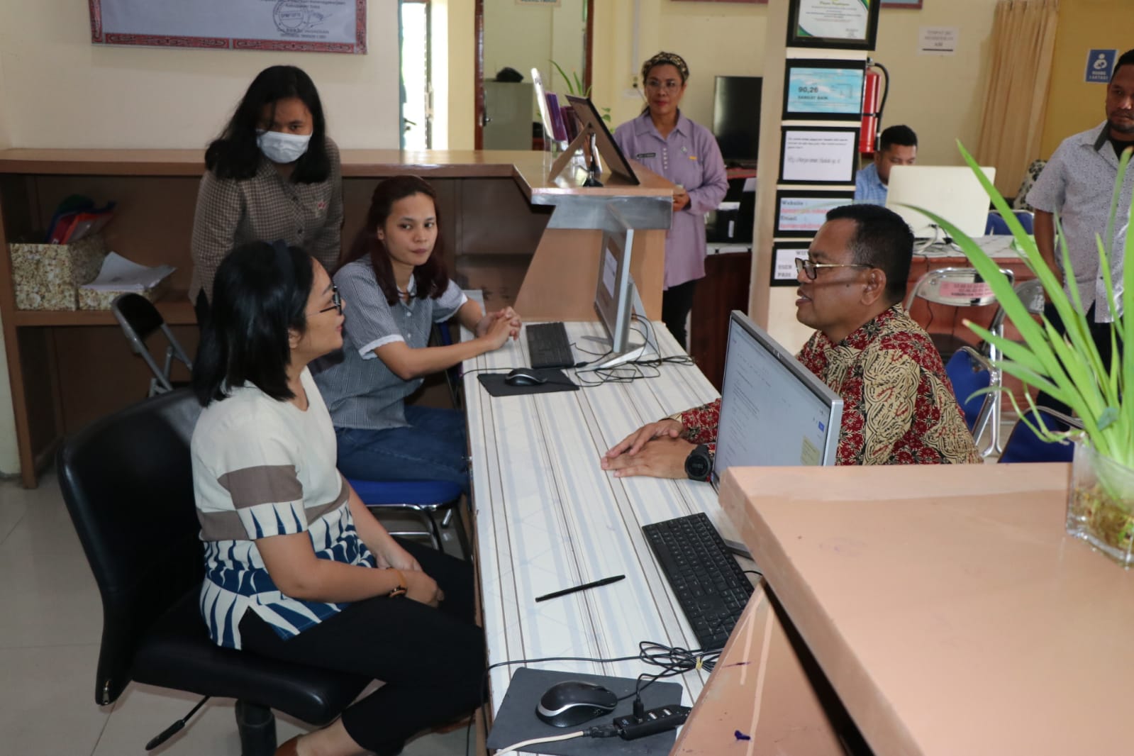 Poltak Sitorus didampingi Asisten II Jhonny Lubis, Kepala Dinas Kominfo Sesmon TB Butarbutar.(Aldy)