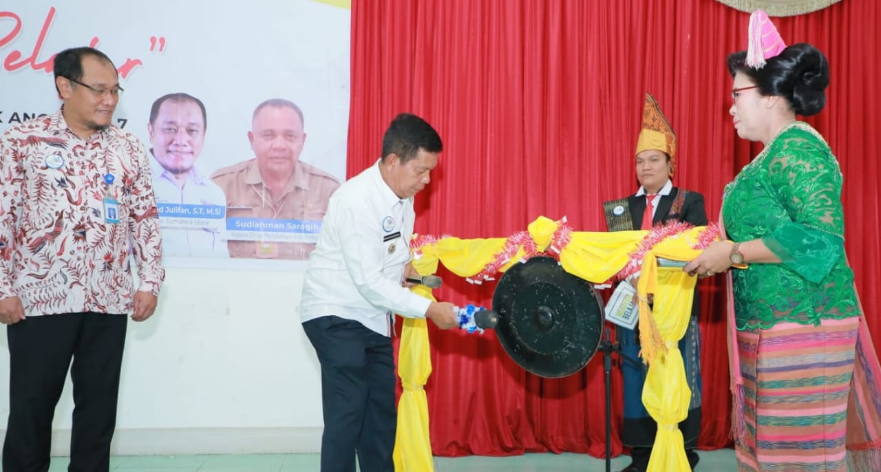 Bupati Simalungun Radiapoh Hasiholan Sinaga memukul gong pembukaan kegiatan Lokakarya ke 7 (Ist)