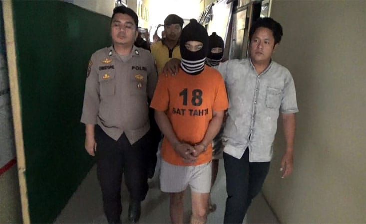 Oknum polisi berinisial Brigadir AB (34) digerebek bersama dua bandar narkoba berinsial DP (28) dan SS (32) di salah satu rumah di kawasan Porsea (Aldy)