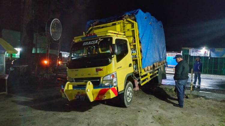 Satu unit mobil truk dan kayu diamankan di Aek Natolu Unit -14 KPH-IV Balige (Aldy)