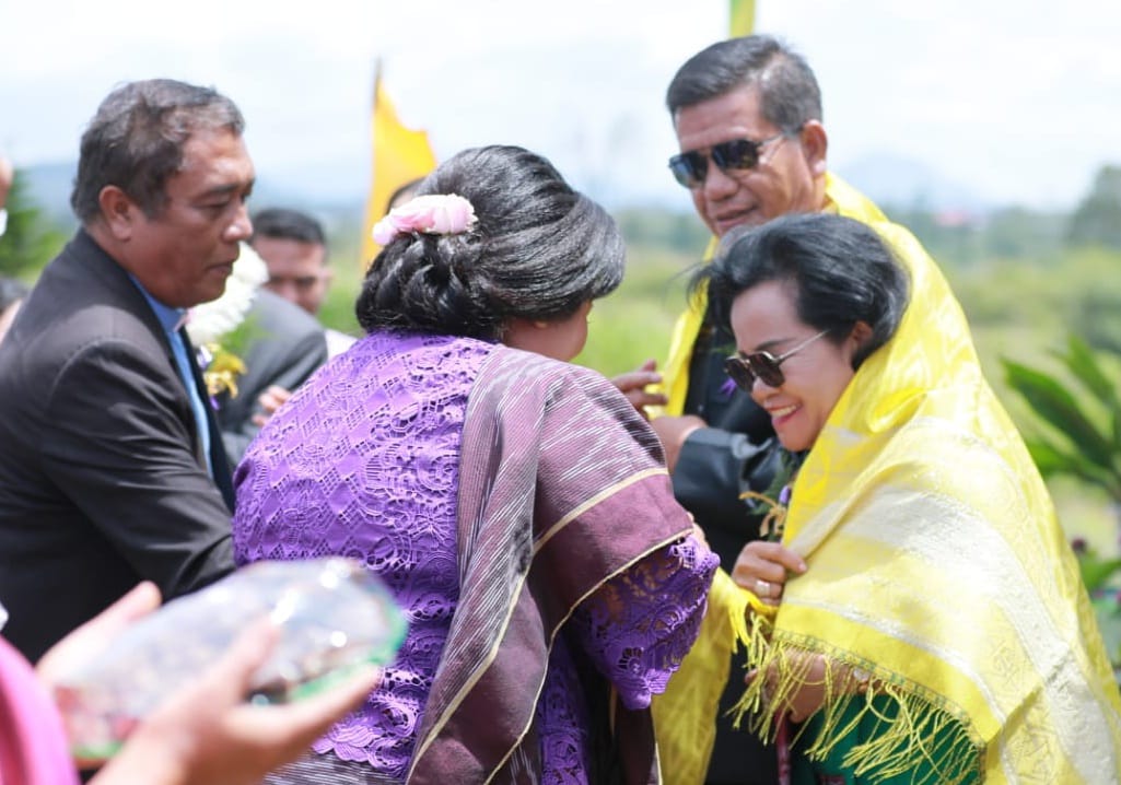 Bupati Radiapoh Hasiholan Sinaga dan Ketua TP PKK Simalungun Ratnawati Sidabutar menerima hio (Ist)