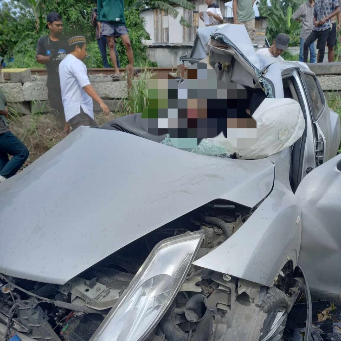 Mobil minibus bermerek Nissan Juke ringsek dihantam Kereta api jurusan Rantau Prapat Medan ( HS)