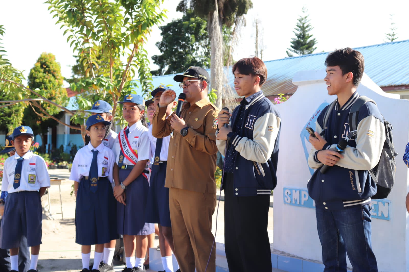 Bupati Toba didampingi Kadis Pendidikan Rikardo Hutajulu, Kepala Sekolah SMP N 1 Silaen, Hotlan Panjaitan (Aldy)