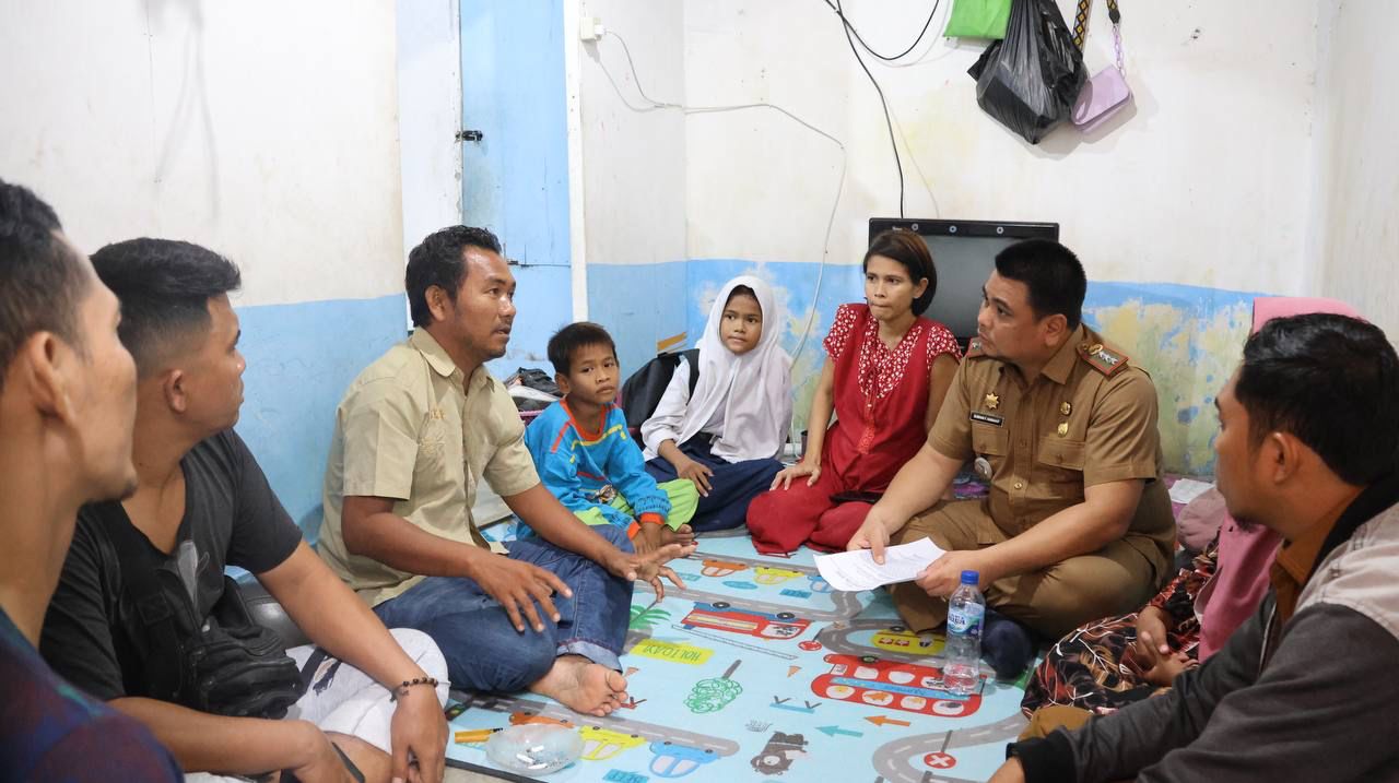 Camat Medan Belawan Subhan Harahap mengunjungi korban (Ist)