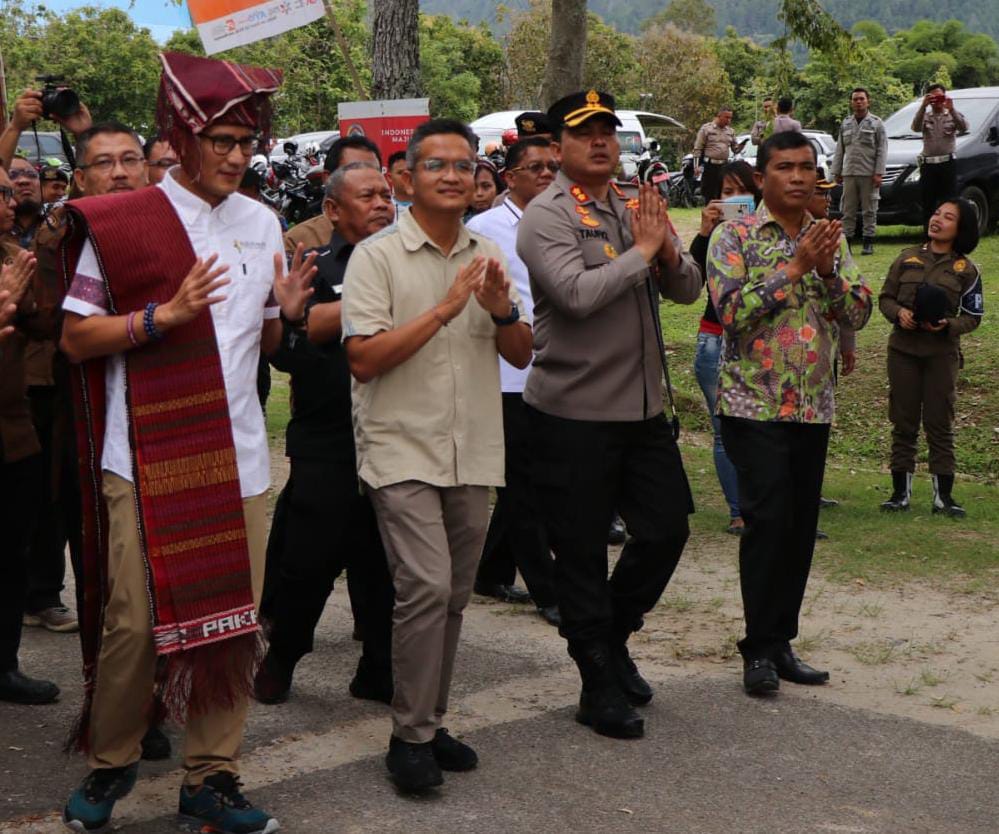 Menteri Pariwisata dan Ekonomi Kreatif, Sandiaga Salahudin Uno disambut langsung oleh Bupati Toba, Poltak Sitorus. (Aldy)