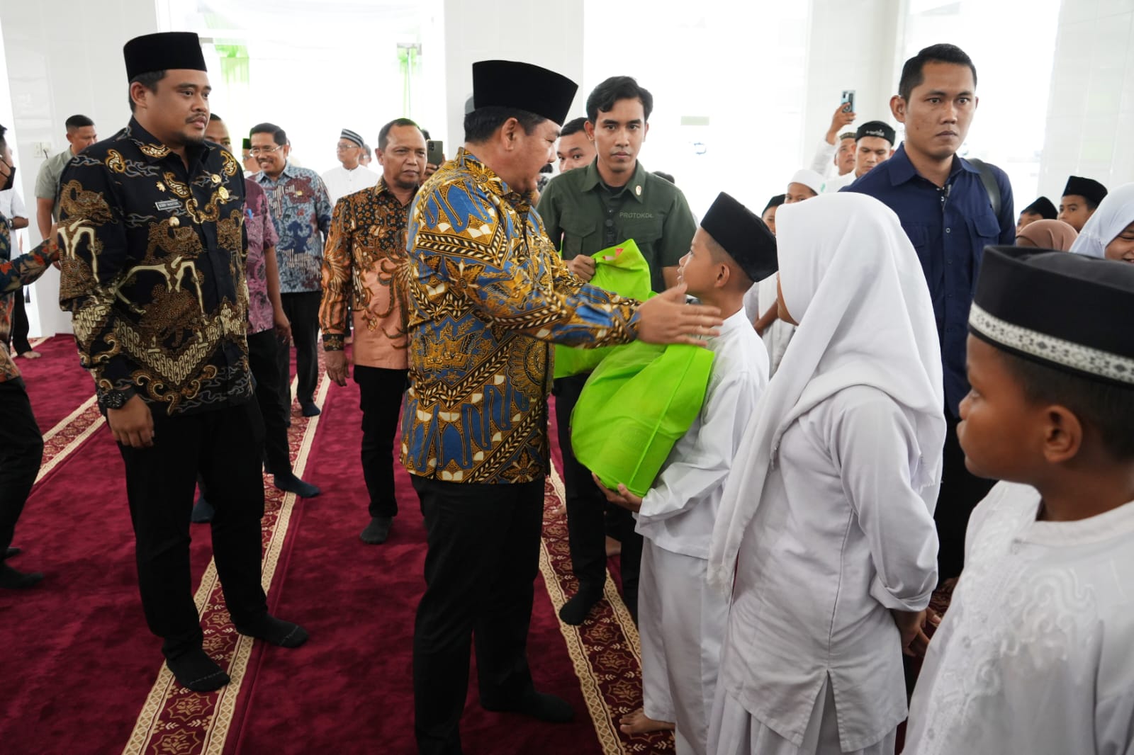 Tampak Menteri ATR/BPN RI dan walikota Medan serahkan sertifikat ke salah satu siswi madrasah (NSH9)