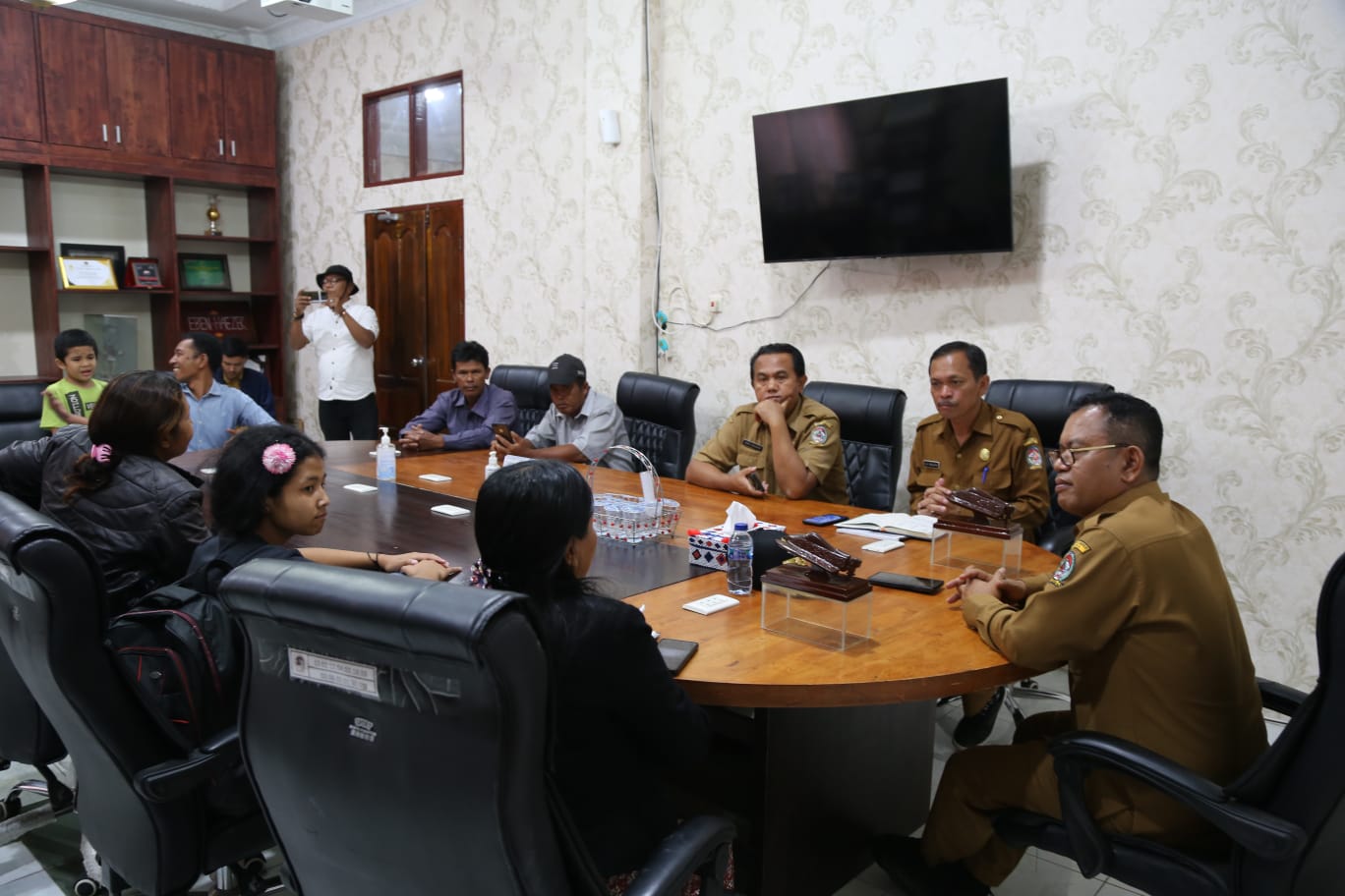 Bupati Toba Berikan Solusi Atas Keluhan Pendamping Difabel (Ald)
