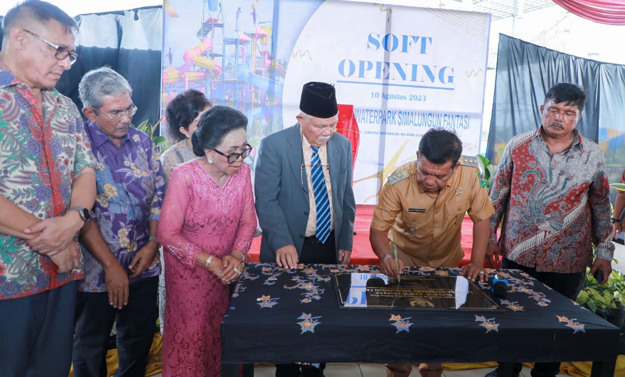 Bupati Simalungun Radiapoh Hasiholan Sinaga tandatangani prasasti Soft
Opening Labersa Waterpark Simalungun Fantasi (Zai)