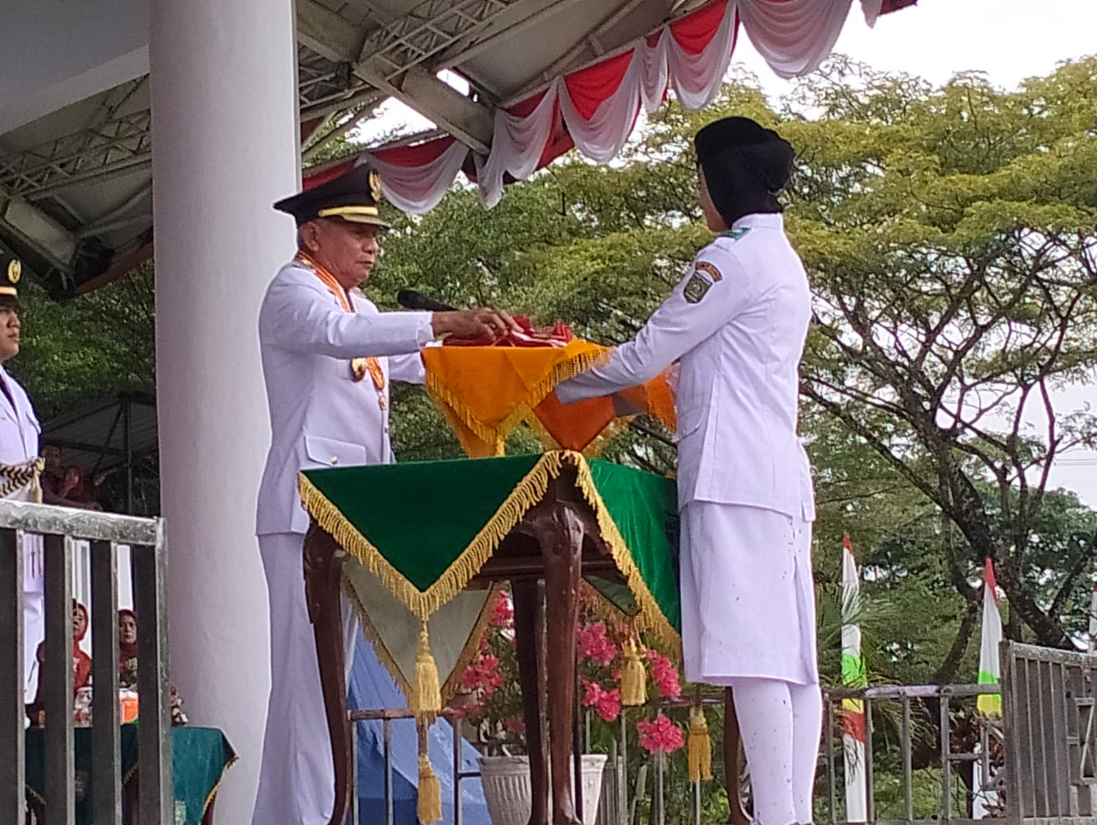 Prosesi penyerahan Bendera Merah Putih oleh Bupati Asahan Surya kepada pembawa baki Paskibra HUT Ke 78 Kemerdekaan RI Kabupaten Asahan (HS)