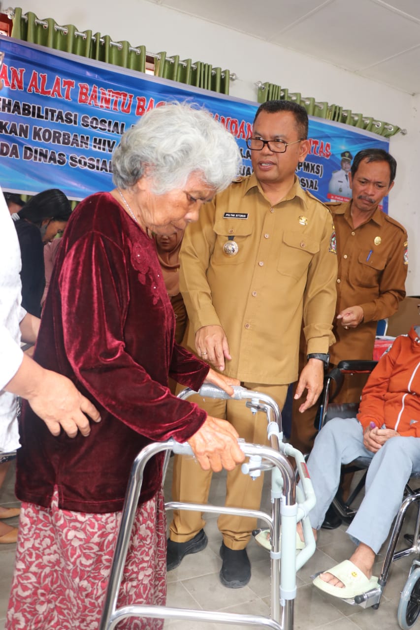 Sebanyak 24 orang warga Kecamatan Balige dan 13 warga Laguboti, penyandang disabilitas menerima bantuan dari Dinas Sosial.(Ald)
