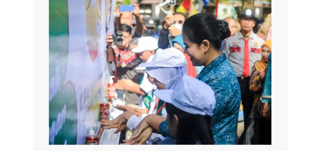 Kahiyang Ayu Bobby Nasution bersama siswa/i SD