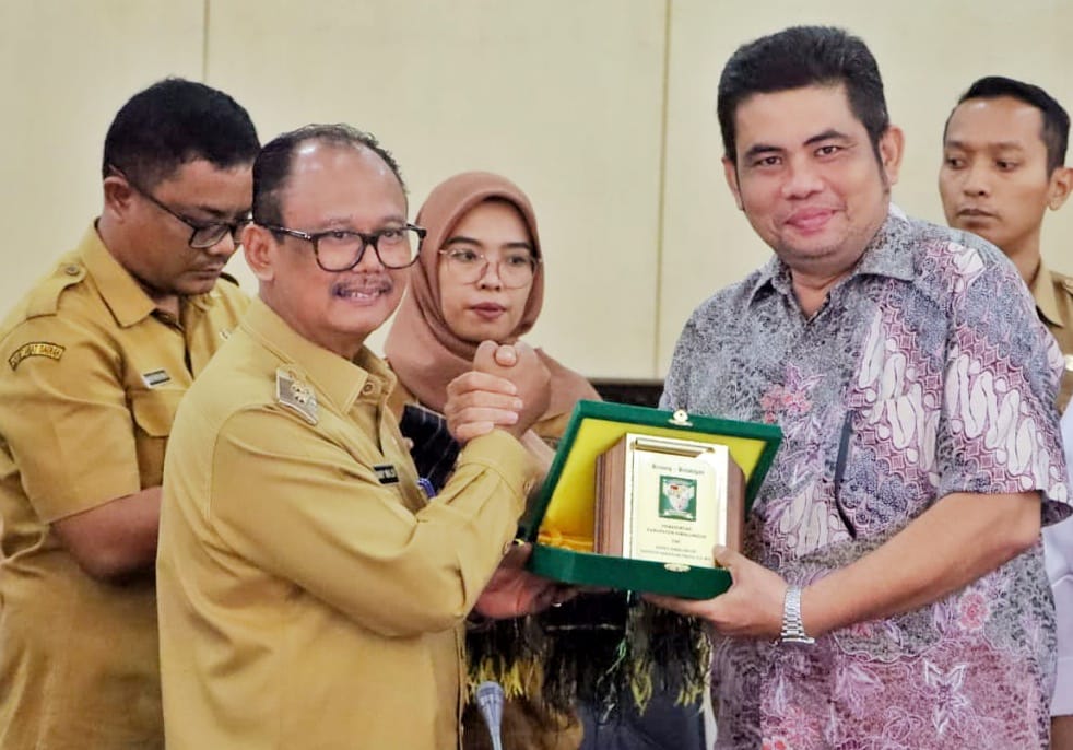 Wakil bupati memberi cendera mata (ist)