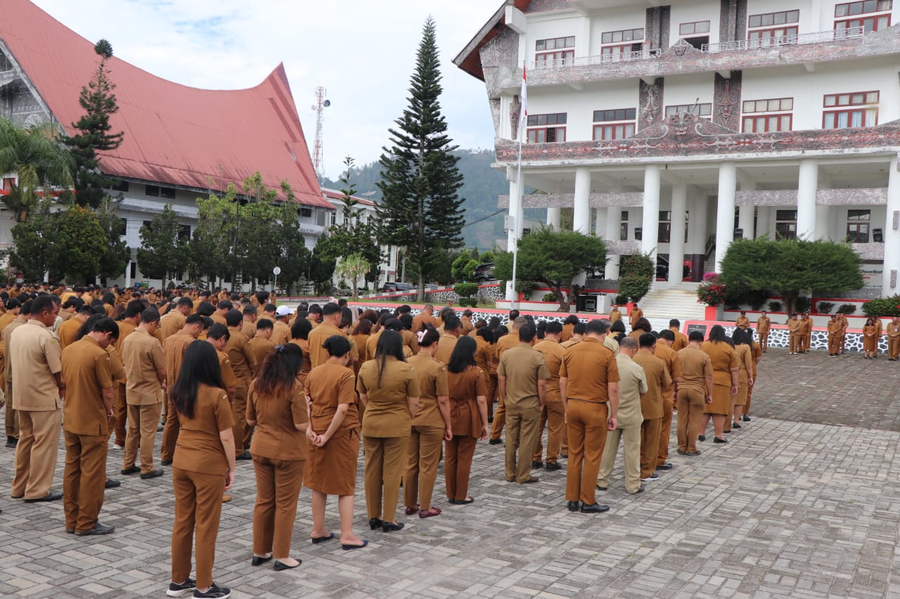Apel di halaman Kantor Bupati