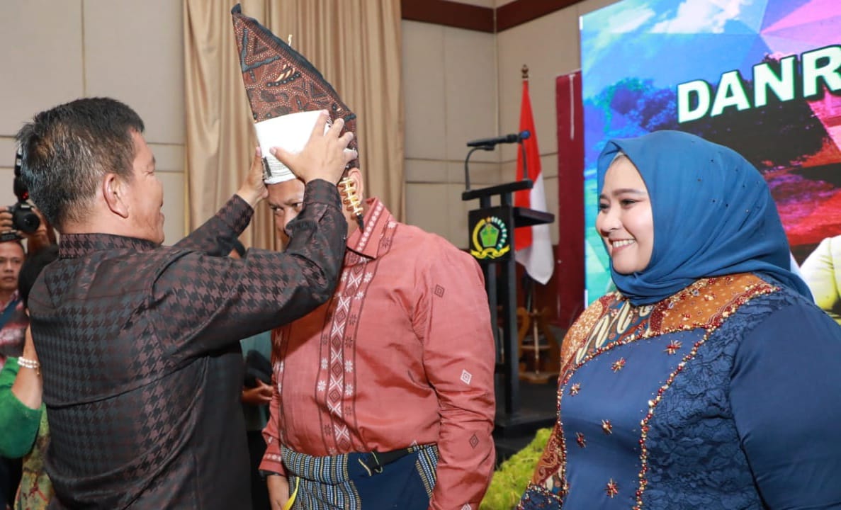 Bupati Radiapoh pakaikan gotong(ist)