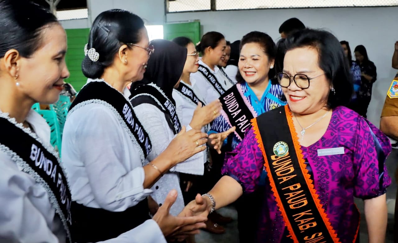 Ratnawati memberi ucapan selamat