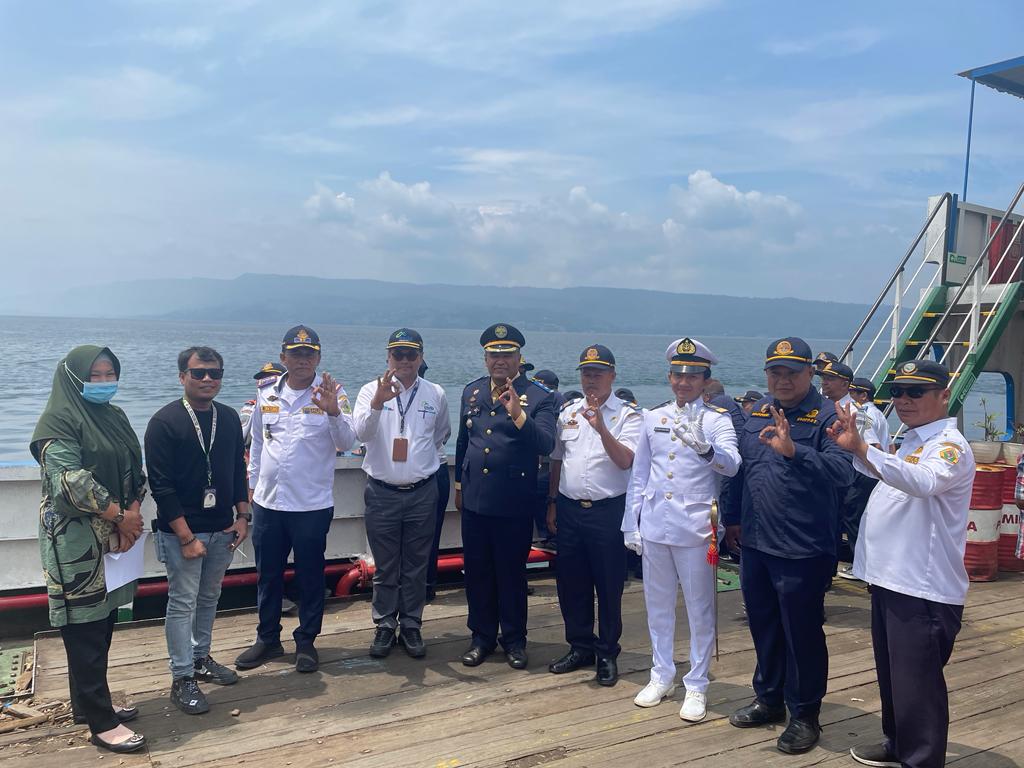 Foto bersama di tepi Danau Toba