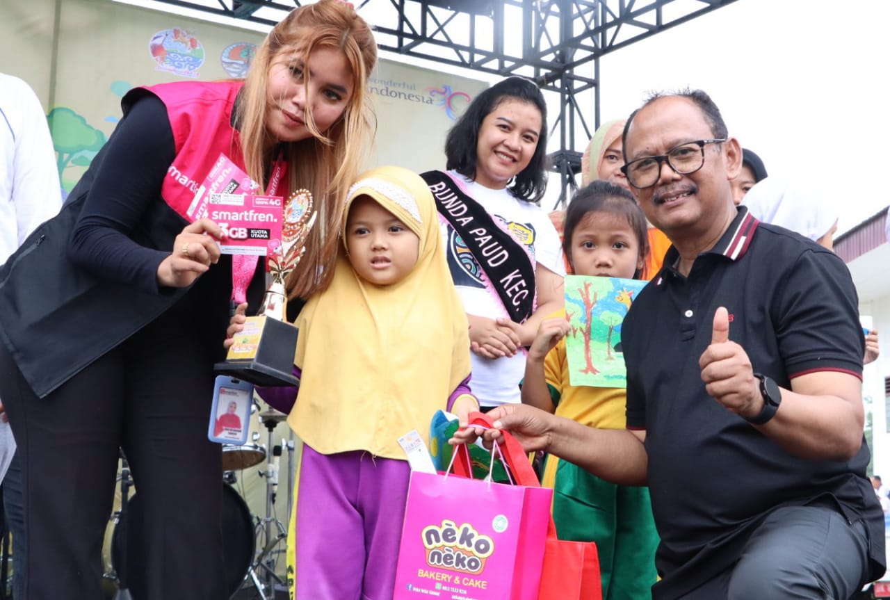Wabup memberi bingkisan hadiah