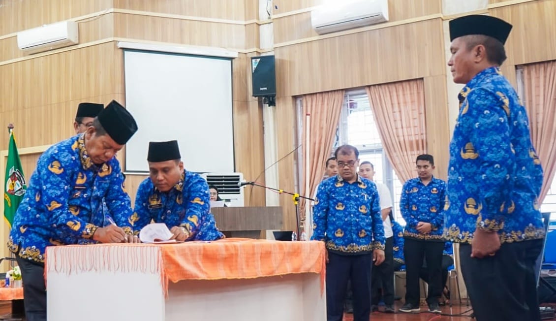 Bupati Simalungun menandatangani