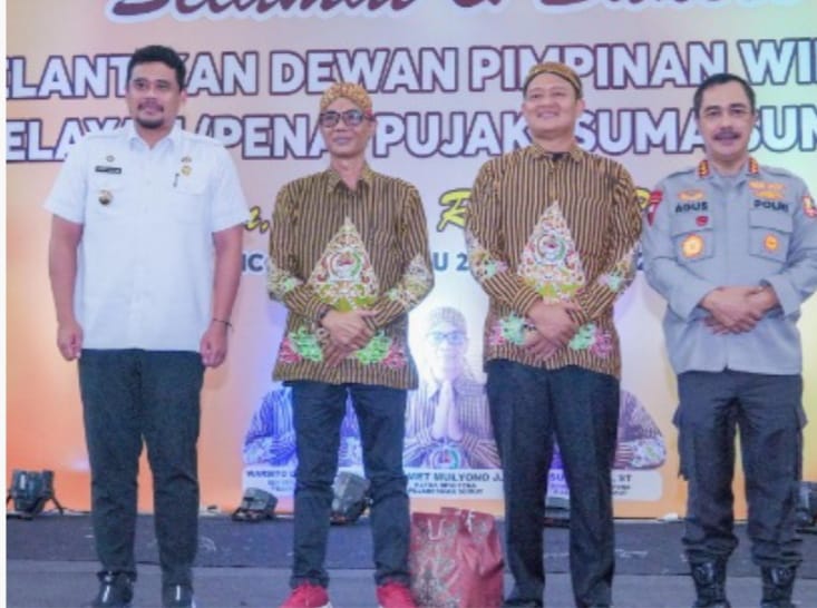 Wakapolri Komjen Pol Agus Andrianto, dan Wali Kota Medan Bobby Nasution foto bersama pada acara pelantikan pengurus DPW Pena Pujakesuma Sumut