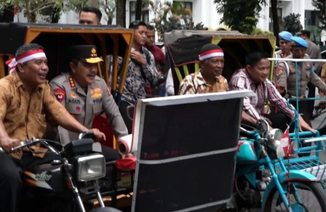 Wakapolri Komjen Polisi Agus Andrianto, Kapoldasu Irjen Agung Setya Imam Effendi naik Beca Motor di Unimed