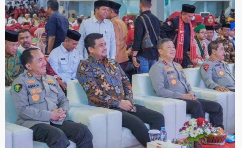 Wali Kota Medan Bobby Nasution dan Wakapolri Komjen Pol Agus Andrianto foto bersama dalam acara menyerahkan 5.000 paket sembako