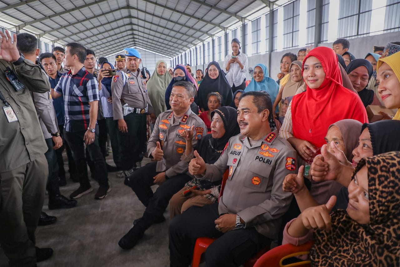Wakapolri bersama Kapolda Sumut foto bareng warga masyarakat Belawan sembari mengacungkan jari jempol