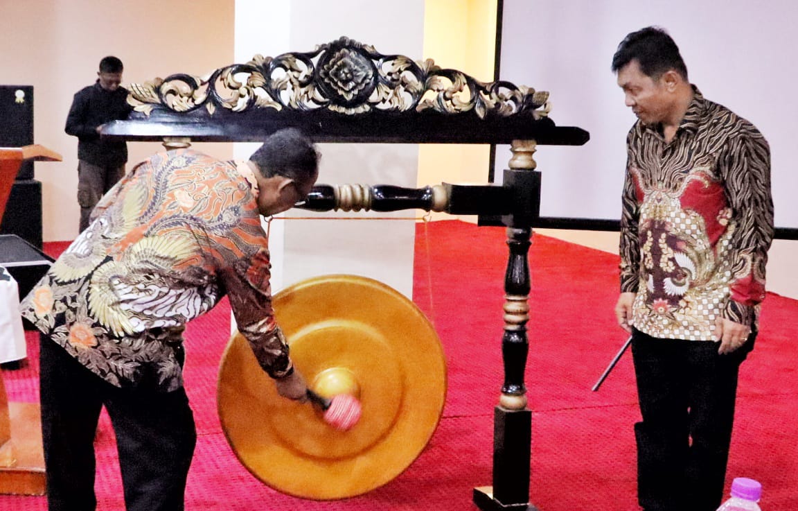 Wakil Bupati pukul Gong pembukaan Bimtek disaksikan Kadis DPMPTSP Simalungun Pahala RB Sinaga