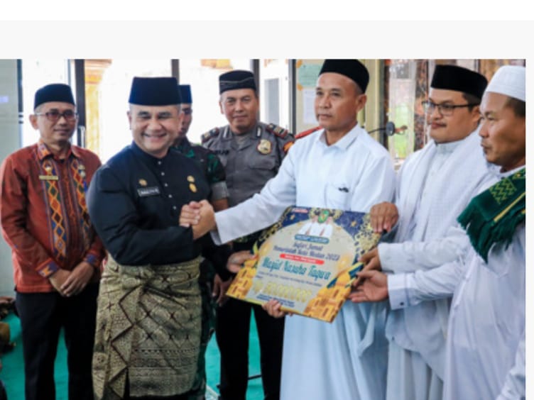 Wali Kota Medan Bobby Nasution diwakili Asisten Pemerintah dan Sosial Muhammad Sofyan diabadikan usai sadari Jumat mengunjungi Mesjid Nasuha Taqwa