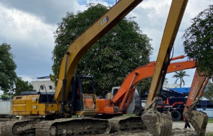 Traktor alat berat untuk mengatasi banjir, salah satu program prioritas Pemko Medan
