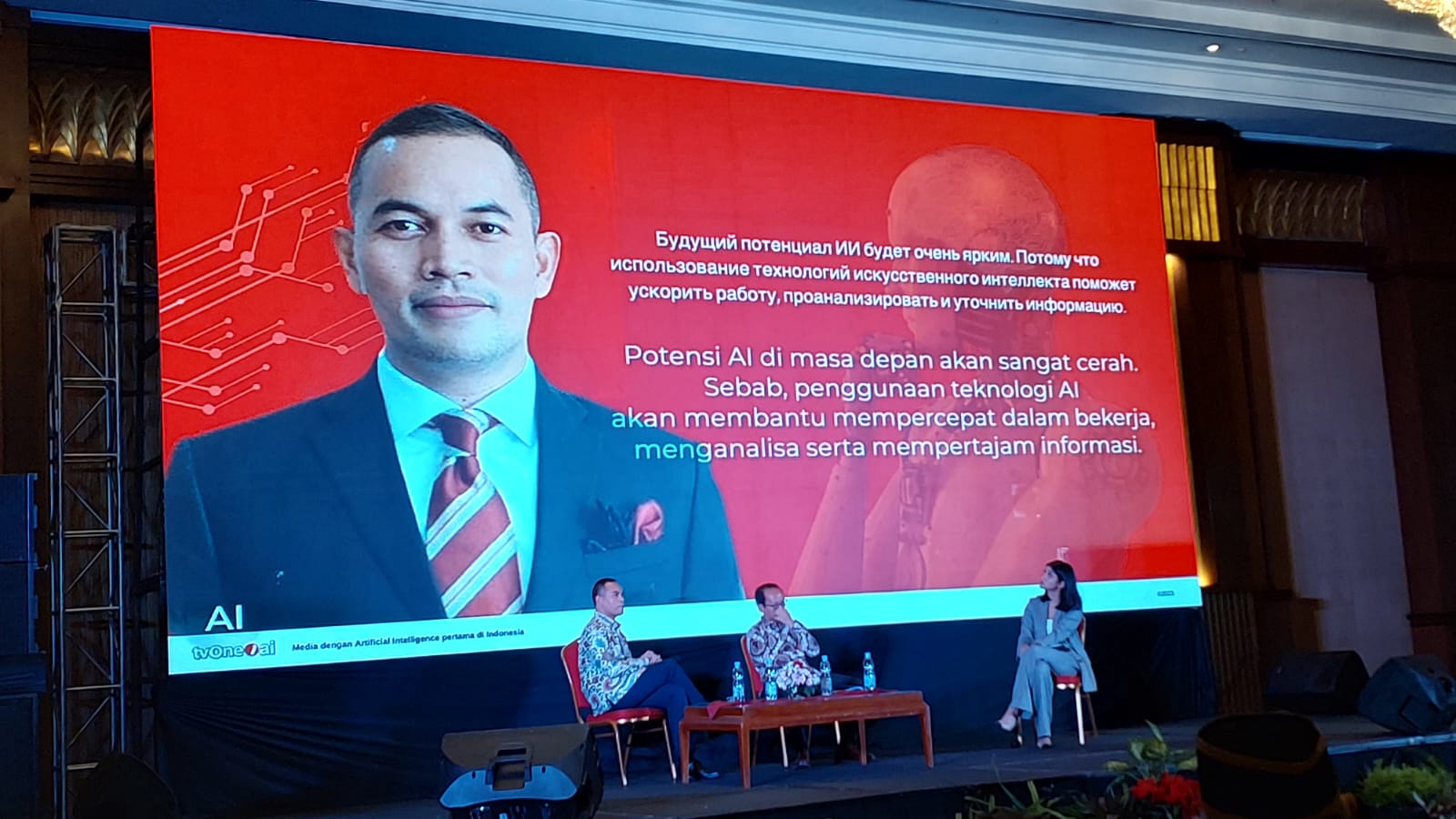 Nara sumber Taufan Eco Nugraha (CEO TVOne) dan Agus Sudibyo (Ahli Pers PWI) pada acara seminar dengan tema menuju PWI yang mampu menjawab tantangan di era digitalisasi