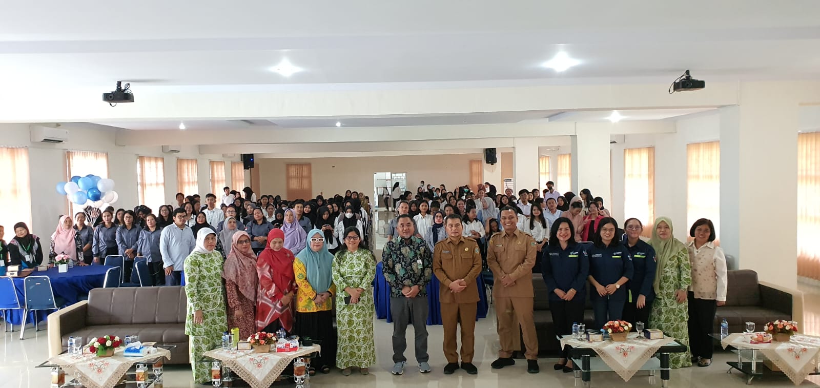 Kepala dinas Kesehatan Prov Sumut Alwi Muzahit Hasibuan dan Dekan Fakultas Keperawatan USU, Dr. Dudut Tanjung, S.Kp.,M.Kep.,Sp.KMB berfoto bersama usai acara Edukasi dan Deteksi Dini Kesehatan Jiwa.