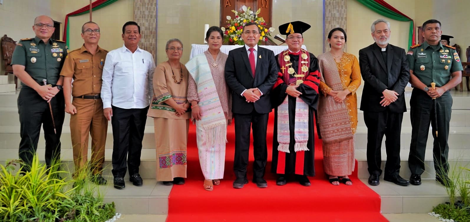 Bupati Simalungun foto bersama pada acara pelantikan