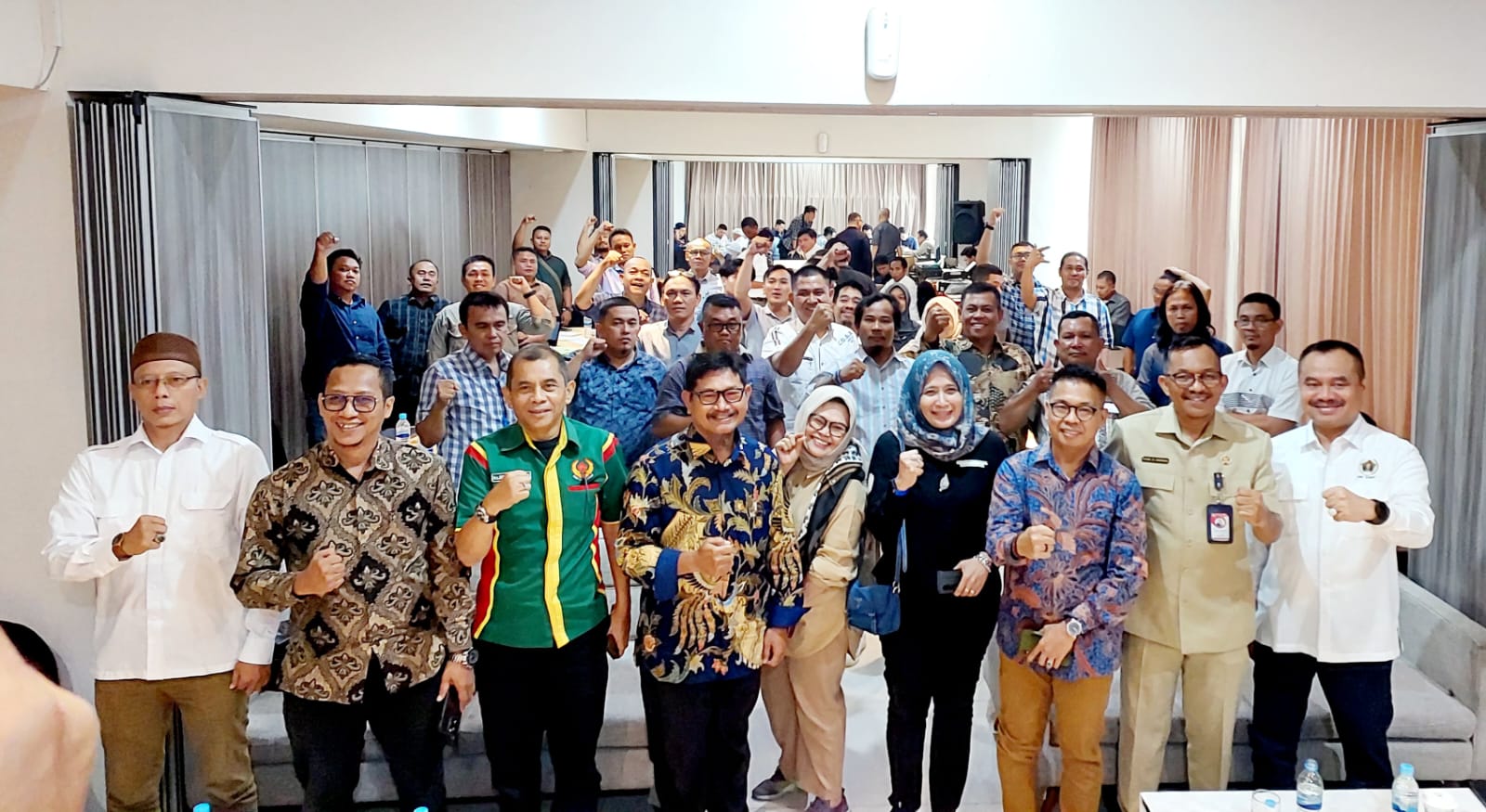 Ketua PWI Sumut Farianda Putra Sinik, Kepala Dinas Kominfo Sumut Ilyas Sitorus, Ketua KONI Medan Eddy Sibarani, Ketua STOK Bina Guna Dr dr Hj Liliana Puspa Sari, Kabid PIP Diskominfo Sumut Harvina Zuhra berfoto bersama.